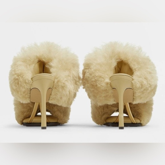 New. BOTTEGA VENETA The Poodle Curve shearling sandals 90mm in Beige EU 36 US 6 - Picture 3 of 10